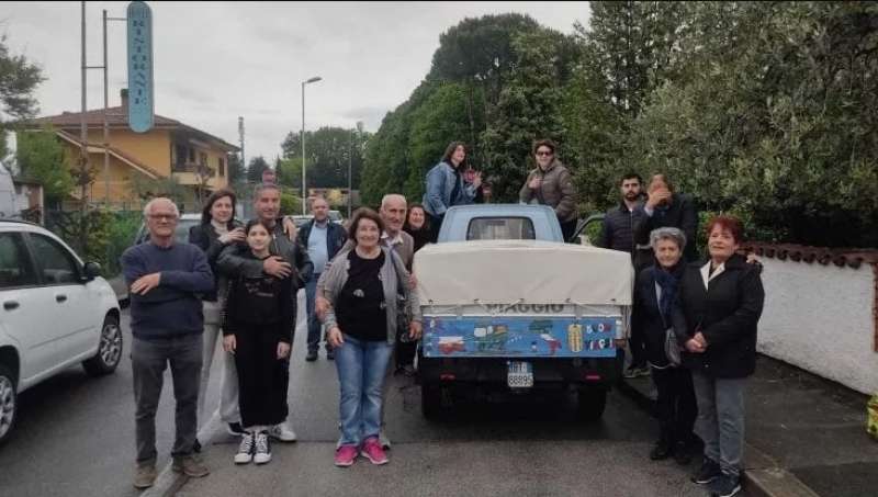 Sauro Innocenti e Carla Bianchini trasportano un cero votivo da due quintali dalla toscana a lourdes in apecar