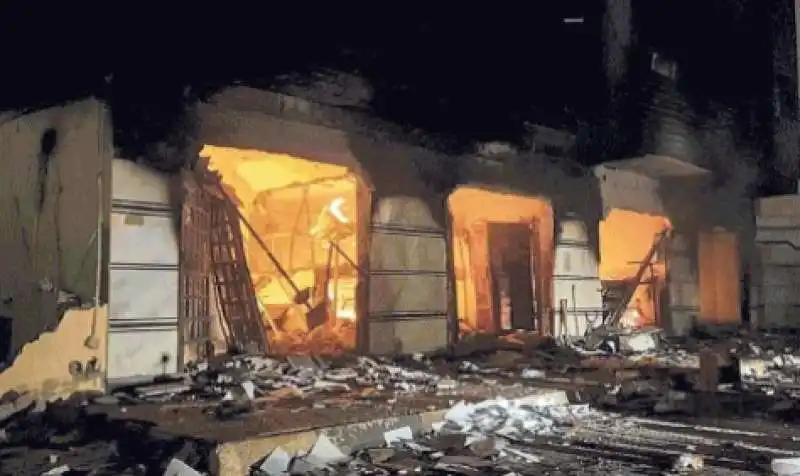 sede del parlamento di tobruk in fiamme 