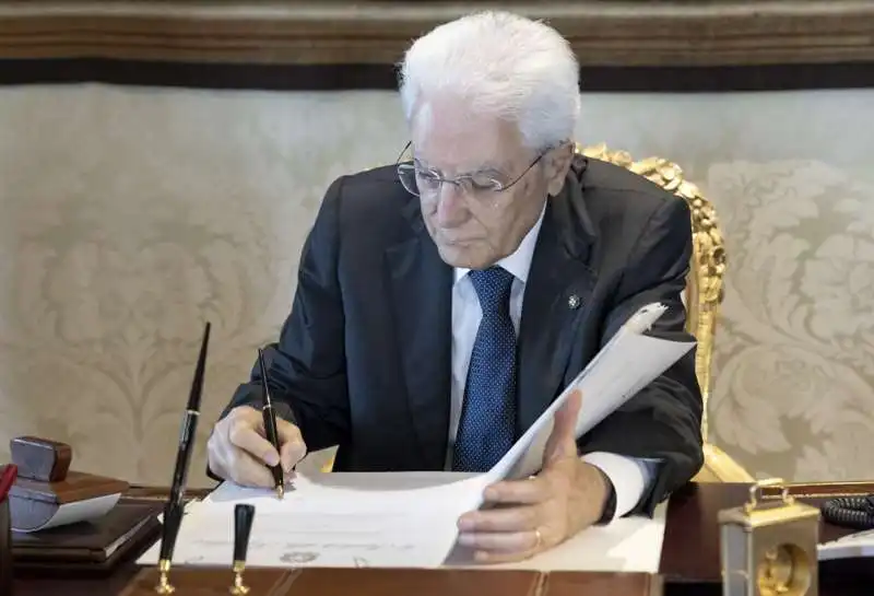 sergio mattarella firma il decreto di scioglimento delle camere 