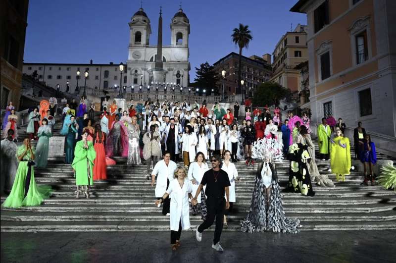 sfilata valentino roma piazza di spagna