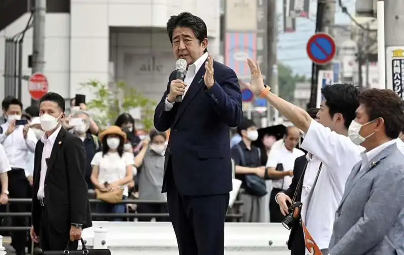 shinzo abe prima dell attentato 