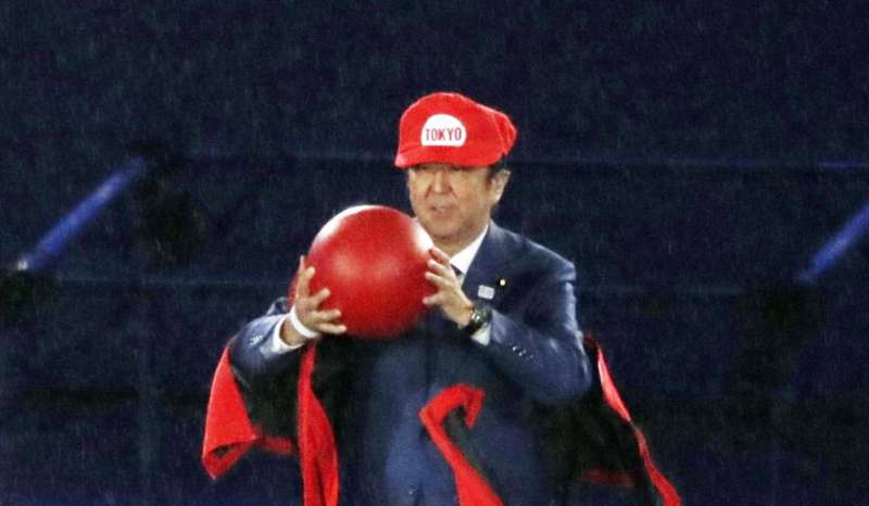 shinzo abe travestito da super mario 1