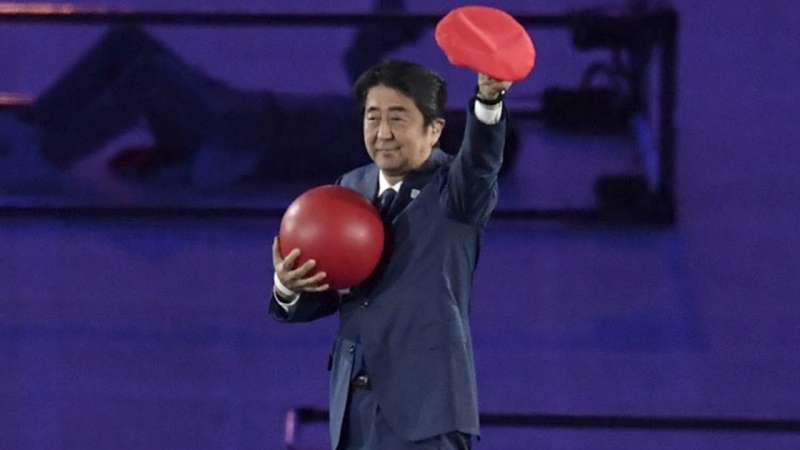 shinzo abe travestito da super mario 2