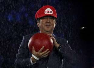 shinzo abe travestito da super mario 3