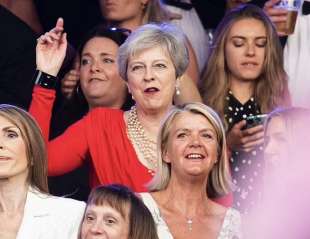 theresa may scatenata al concerto di craig david il giorno dell'addio di boris johnson 1