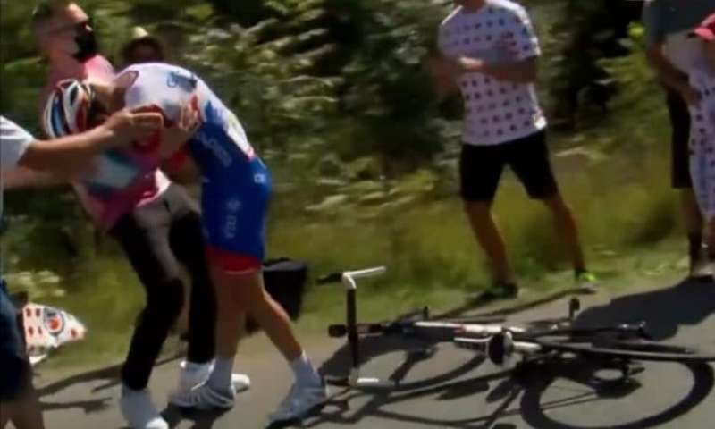 thibaut pinot colpito da un pugno in faccia al tour de france