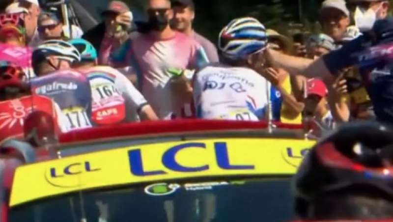 thibaut pinot colpito da un pugno in faccia al tour de france