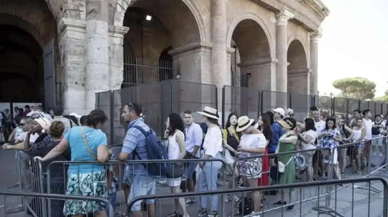 turisti al colosseo 1