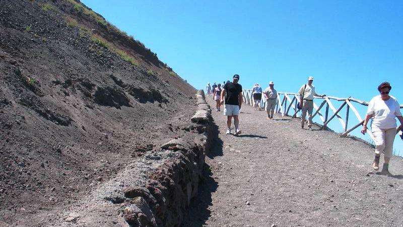 turisti sul vesuvio