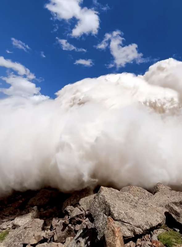 valanga sulle montagne del tian shan in kirghizistan 2