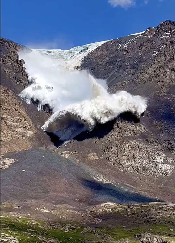 valanga sulle montagne del tian shan in kirghizistan 7