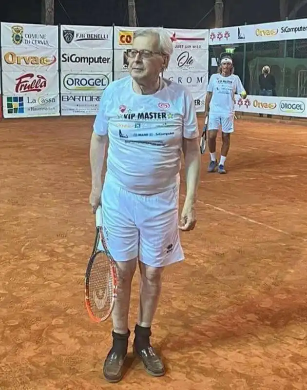 VITTORIO SGARBI GIOCA A TENNIS