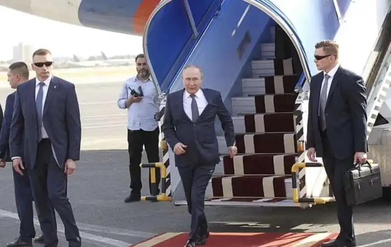 vladimir putin arriva in iran 