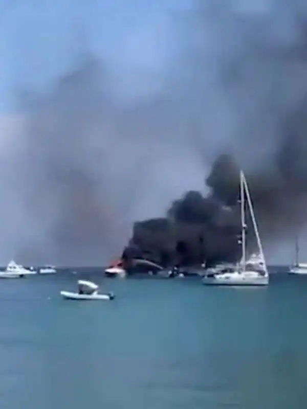 yacht a fuoco a ponza 1