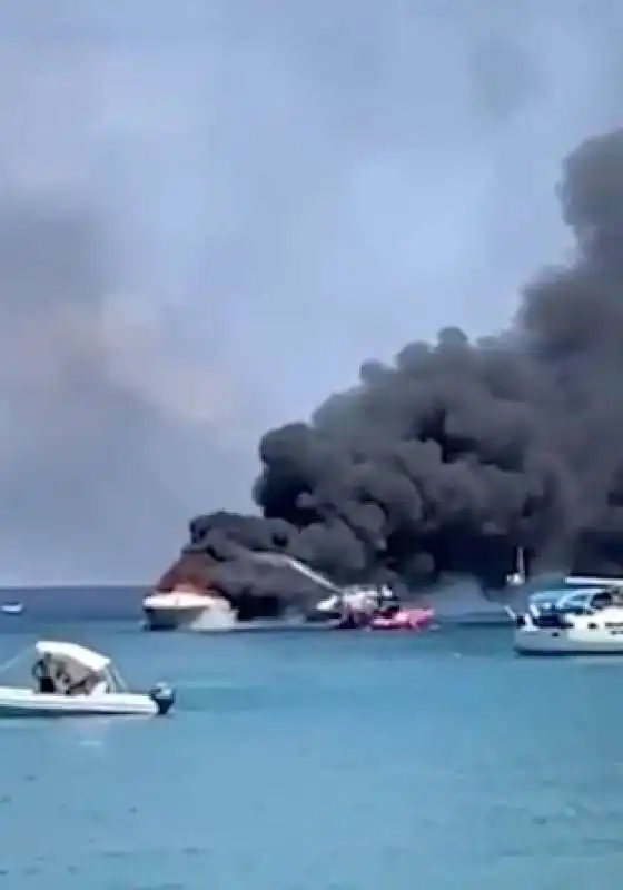 yacht a fuoco a ponza 2