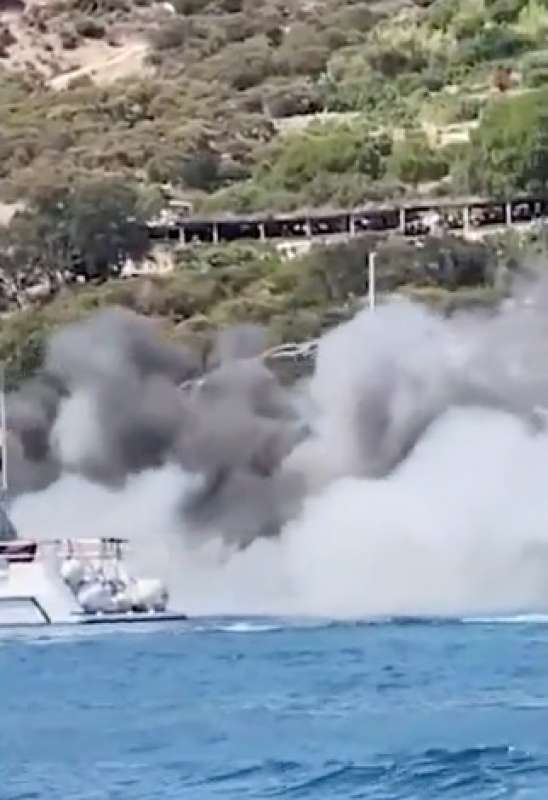 yacht a fuoco a ponza 5