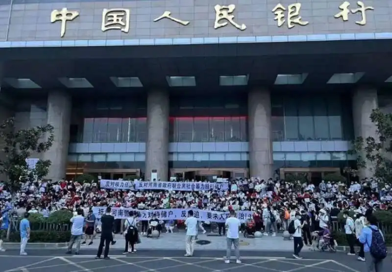 ZHENGZHOU - LA PROTESTA DEI RISPARMIATORI TRUFFATI