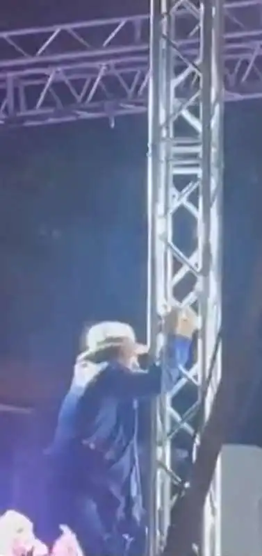 al bano si arrampica su un traliccio a pomigliano d arco