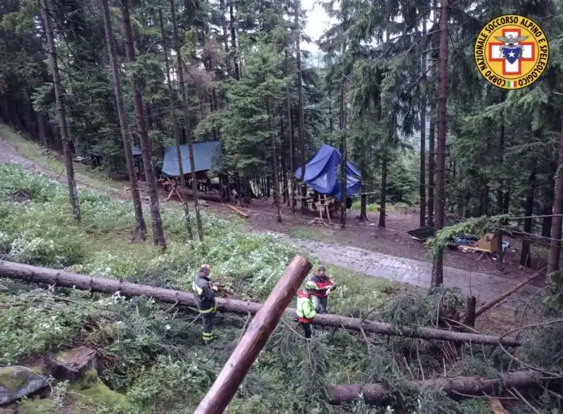 ALBERO TRAVOLGE UN CAMPO SCOUT IN VAL CAMONICA 