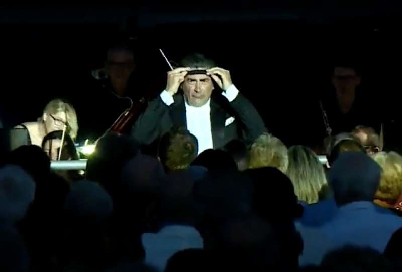 alberto veronesi con la benda a torre del lago