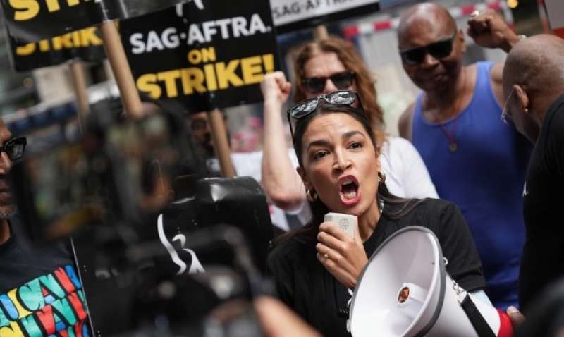 Alexandria Ocasio-Cortez protesta insieme a attori e sceneggiatori di hollywood