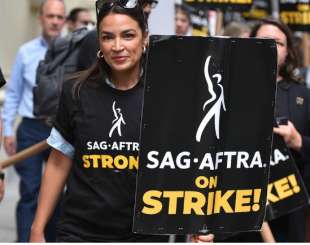 Alexandria Ocasio-Cortez protesta insieme a attori e sceneggiatori di hollywood