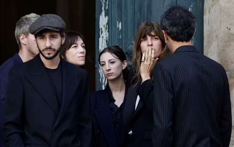 alice e ben attal con charlotte gainsbourg e lou doillon funerali jane birkin