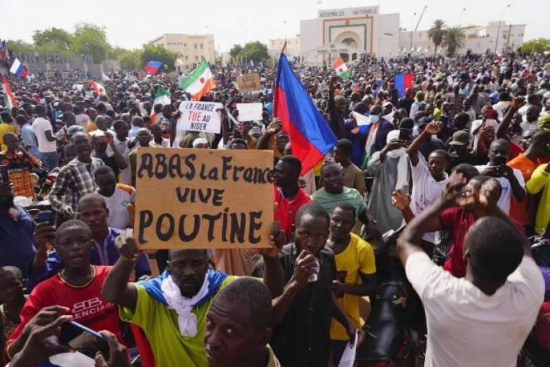 ambasciata francese in niger presa d assalto 3