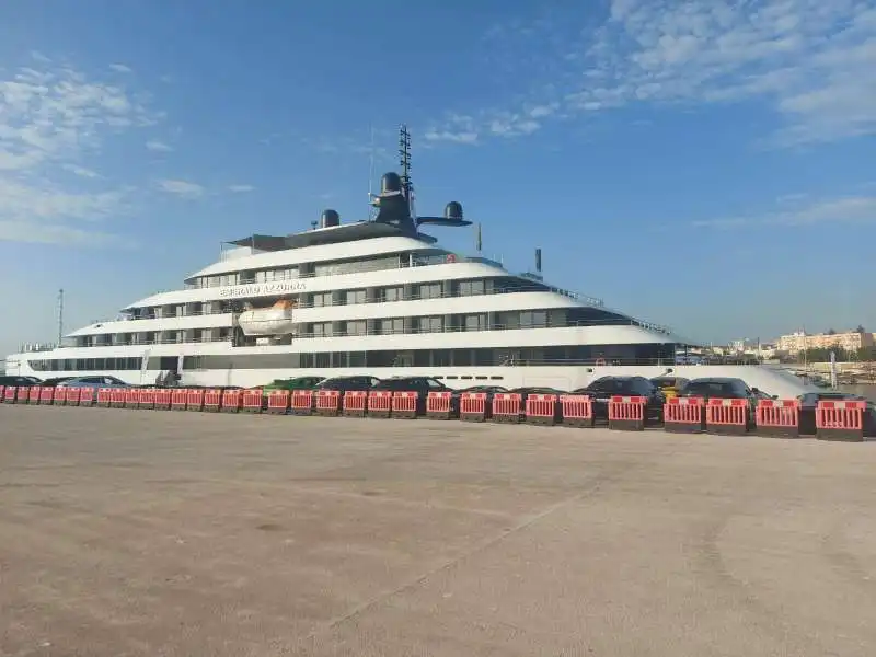 arrivo del mega yacht emerald azzurra al porto di monopoli 1