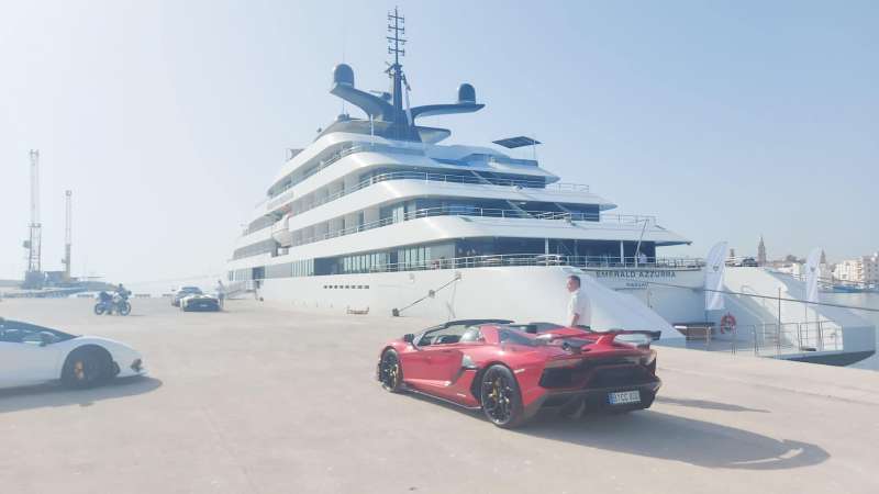 arrivo del mega yacht emerald azzurra al porto di monopoli 5