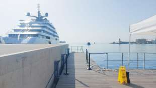 arrivo del mega yacht emerald azzurra al porto di monopoli 6