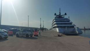 arrivo del mega yacht emerald azzurra al porto di monopoli 7