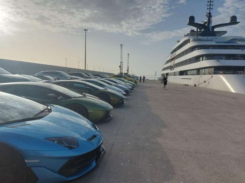 arrivo del mega yacht emerald azzurra al porto di monopoli 8