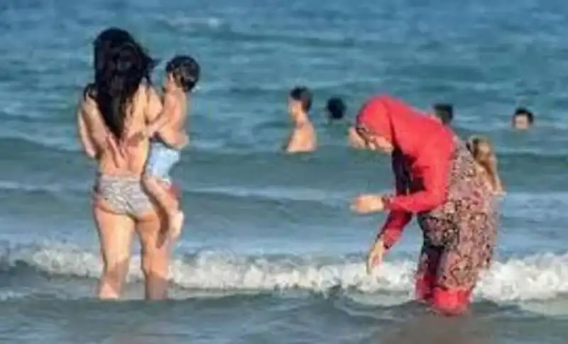 BAGNO AL MARE IN BURKINI