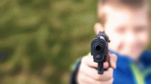 BAMBINO CON LA PISTOLA