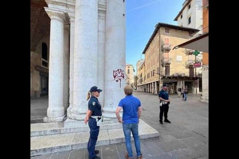 basilica palladina di vicenza imbrattata con vernice rossa 2