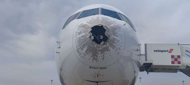 boeing 767 danneggiato dalla grandine a milano