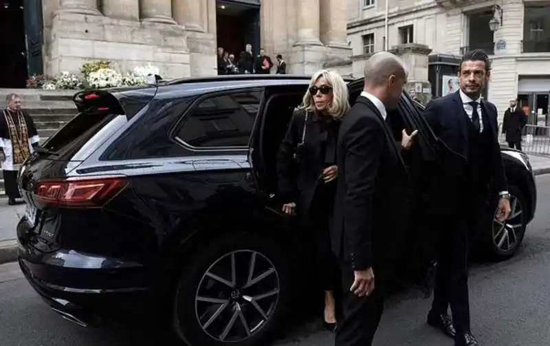 brigitte macron ai funerali di jane birkin  