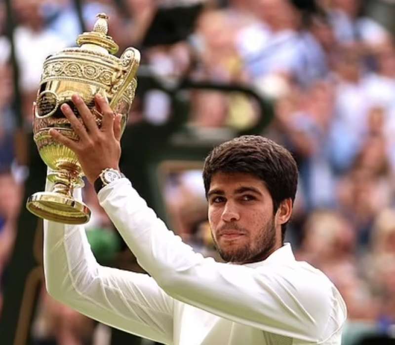 carlos alcaraz con il trofeo di wimbledon 2023