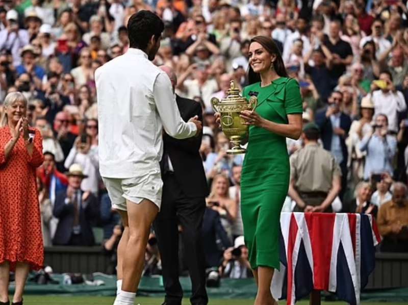 carlos alcaraz riceve il trofeo di wimbledon da kate middleton