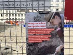 cartelli contro chi importuna le archeologhe a parigi