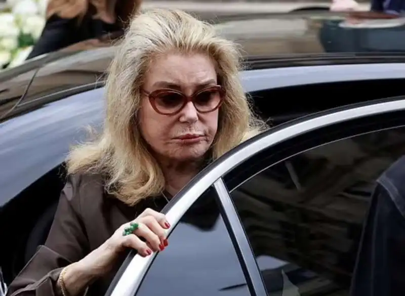 catherine deneuve ai funerali di jane birkin   