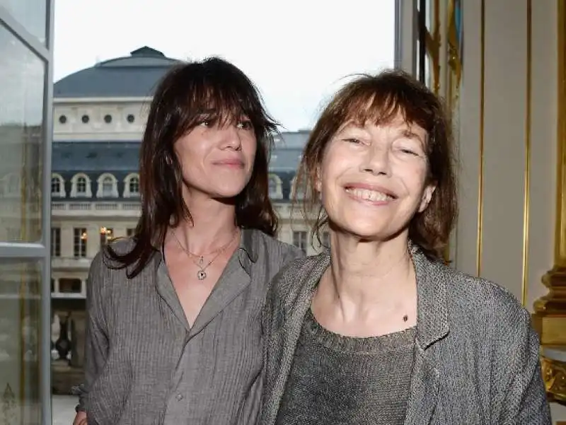 charlotte gainsbourg con la madre jane birkin  