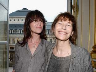 charlotte gainsbourg con la madre jane birkin