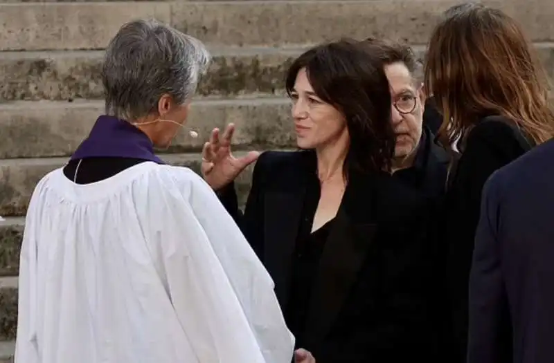 charlotte gainsbourg   funerali jane birkin  