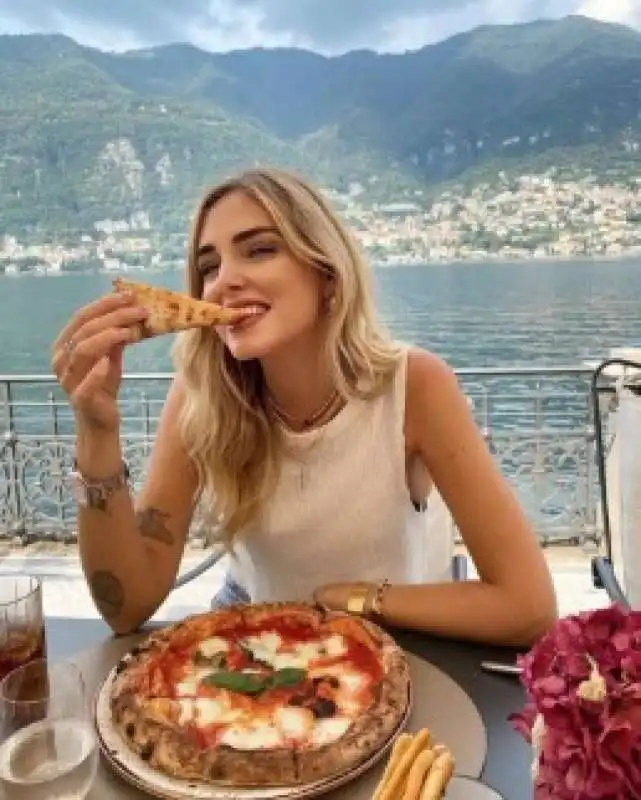 CHIARA FERRAGNI LAGO DI COMO 