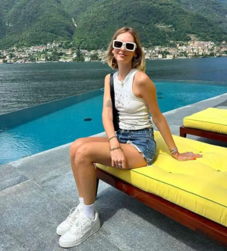 CHIARA FERRAGNI LAGO DI COMO 