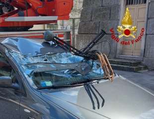 CROCE CADE SU AUTO