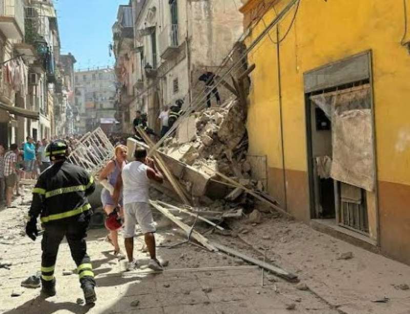 CROLLO PALAZZINA A TORRE DEL GRECO