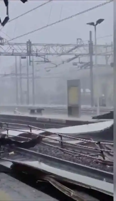 detriti alla stazione di monza   maltempo 1